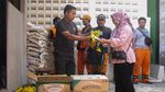 Harga Serba Mahal, Antrean Panjang Warnai Penyaluran Bantuan Pangan