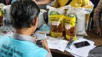 Harga Serba Mahal, Antrean Panjang Warnai Penyaluran Bantuan Pangan