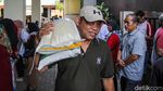 Harga Serba Mahal, Antrean Panjang Warnai Penyaluran Bantuan Pangan