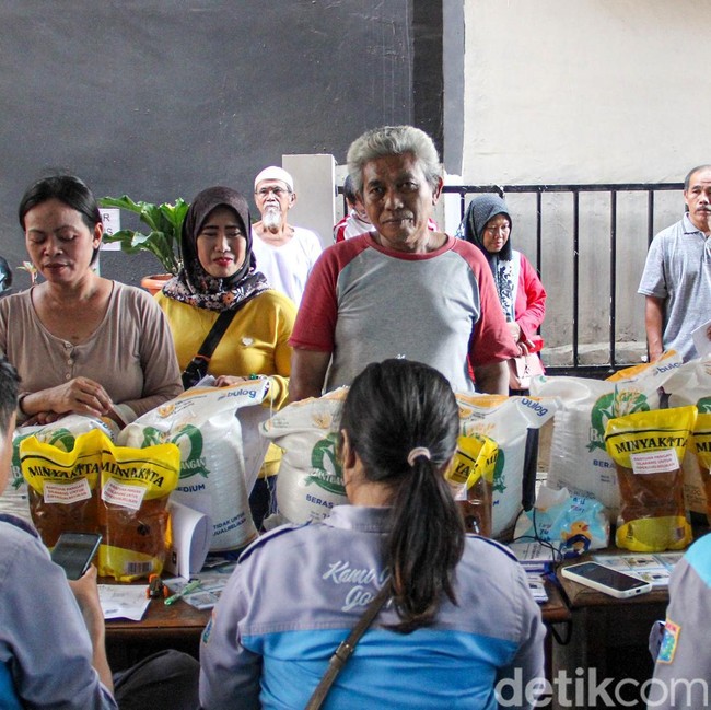 Harga Serba Mahal, Antrean Panjang Warnai Penyaluran Bantuan Pangan