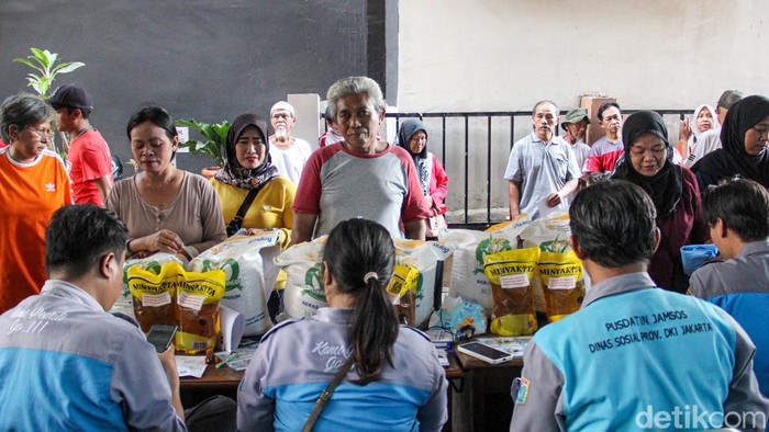 Sejumlah warga mengantre menunggu panggilan distribusi bantuan pangan di Kantor Lurah Pulo Gebang, Jakarta Timur, Senin (27/4/2026). Penyaluran dilakukan saat harga beras dan minyak naik.