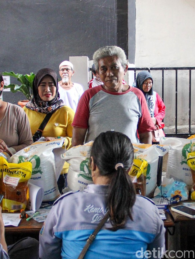 Harga Serba Mahal, Antrean Panjang Warnai Penyaluran Bantuan Pangan