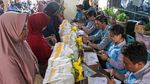 Harga Serba Mahal, Antrean Panjang Warnai Penyaluran Bantuan Pangan