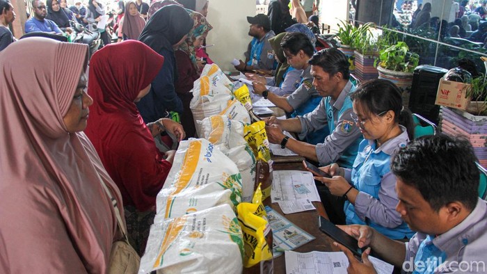 Harga Serba Mahal, Antrean Panjang Warnai Penyaluran Bantuan Pangan
