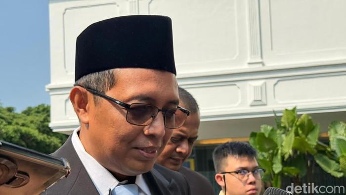 Eks Kepala PCO RI Hasan Nasbi di Istana Kepresidenan, Jakarta, Senin (27/4/2026), menjelang reshuffle terbatas.
