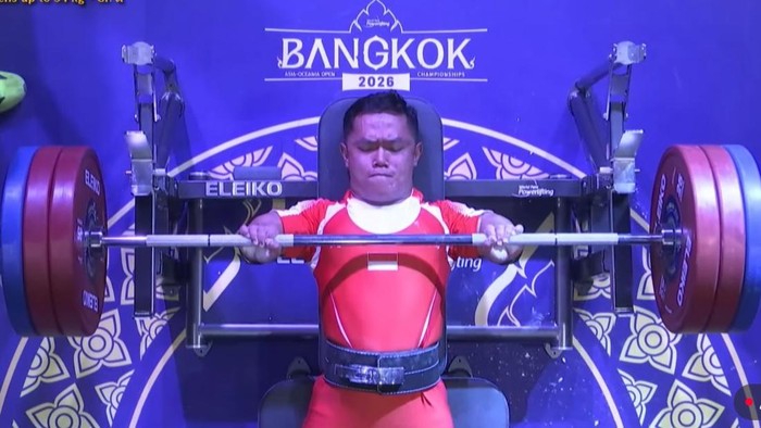 Hilman Wilastra saat mendapatkan medali perunggu dalam ajang Bangkok 2026 World Para Powerlifting Asia-Oceania Open Championships