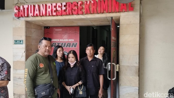 Intan bersama keluarga mendatangi panggilan penyidik Satreskrim Polresta Malang Kota, Senin 27 April.2026