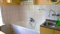Nah, ini juga bathtubnya di dapur. Konsep huniannya mungkin hemat ruang. Foto: Bored Panda
