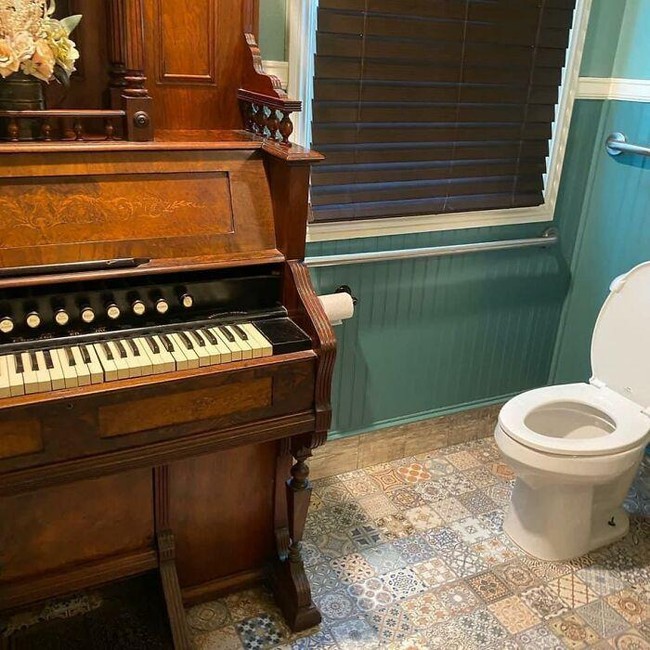 Helikopter-Piano di Toilet, Ini Pajangan Interior Rumah yang Paling Absurd!