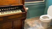 Piano di toilet? Buang air jadi lebih lancar kalau ada yang bawain lagu klasik. Foto: Bored Panda