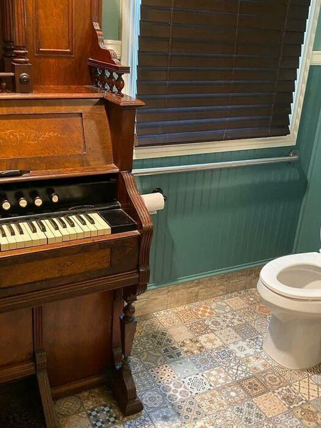 Helikopter-Piano di Toilet, Ini Pajangan Interior Rumah yang Paling Absurd!