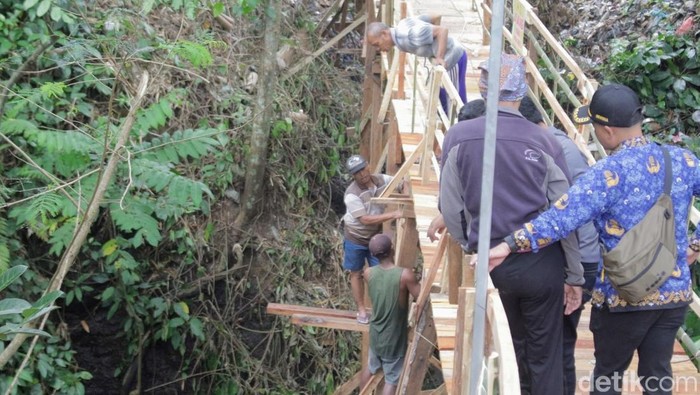 Jembatan darurat pejalan kaki sentong di Bondowoso