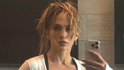 Jennifer Lopez Unggah Foto Saat Nge-gym, Pamer Perut Six-Pack di Usia 56