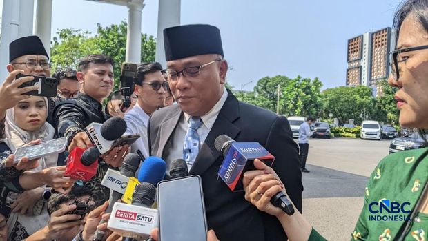 Jumhur Hidayat tiba di Istana Negara, Jakarta, Senin (27/4/2026). (CNBC Indonesia/Emir Yanwardhana)