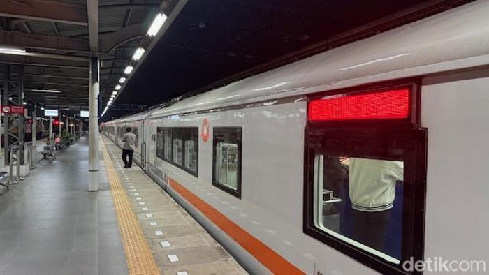 KA Purwojaya Gambir-Cilacap tertahan di Stasiun Jatinegara terdampak insiden kecelakaan kereta di Stasiun Bekasi Timur, Senin (27/4/2026) malam. (Eva Safitri/detikcom)