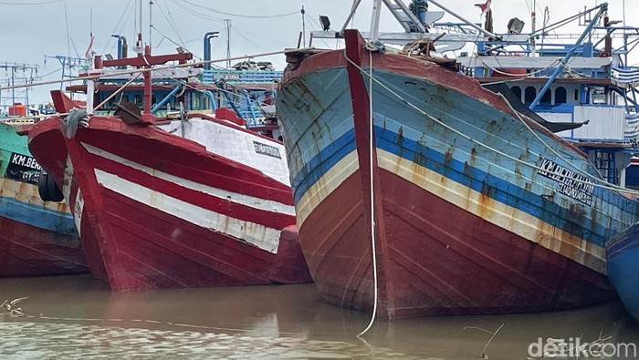 Ribuan nelayan di Pati sambat memilih tidak berangkat melaut karena harga bahan bakar minyak BBM jenis solar mengalami kenaikan. 