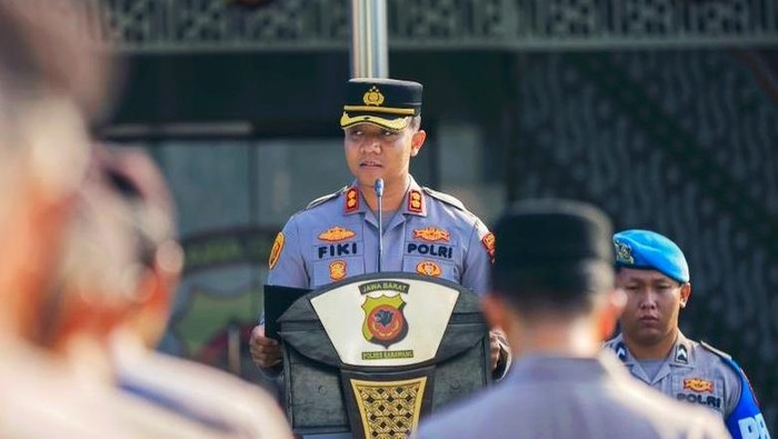 Kapolres Karawang AKBP Fiki Novian Ardiansyah saat memimpin apel di Mapolres Karawang