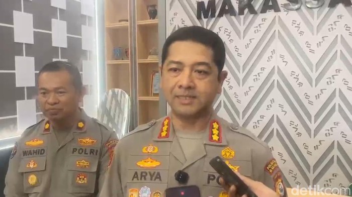 Kapolrestabes Makassar Kombes Arya Perdana memberikan keterangan pers terkait aksi penyerangan di Asrama Polisi Tello.