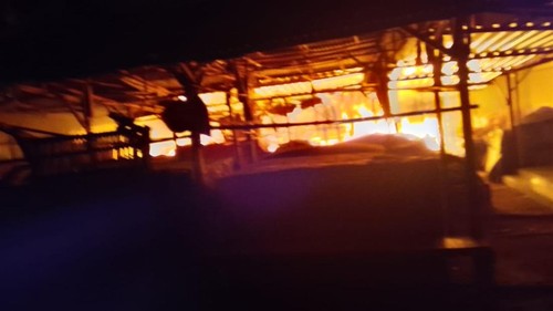 Kebakaran di Pasar Umum Pringgabaya, Lombok Timur, NTB, Senin (27/4/2026). (Dok. Muhammad Faozi Taofik, warga setempat)