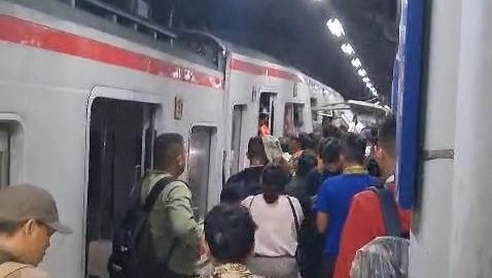 Kecelakaan KA Jarak Jauh dengan KRL di Stasiun Bekasi Timur. (dok. ist)