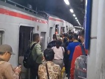 Tabrakan Kereta di Bekasi Timur, Penumpang KRL Pecahkan Kaca Selamatkan Diri
