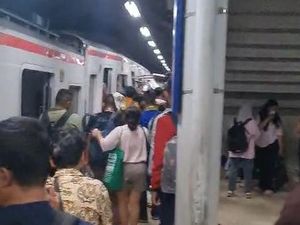 Video KA Jarak Jauh Tabrakan dengan KRL di Stasiun Bekasi Timur