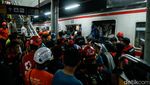 Detik-detik Evakuasi Korban Kecelakaan Kereta di Stasiun Bekasi Timur