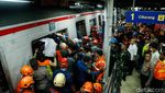 Detik-detik Evakuasi Korban Kecelakaan Kereta di Stasiun Bekasi Timur
