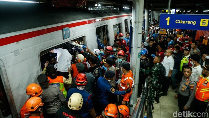 Petugas mengevakuasi korban kecelakaan kereta di Stasiun Bekasi Timur, Senin (27/4/2026). KRL Commuter Line ringsek dihantam rangkaian KA jarak jauh.