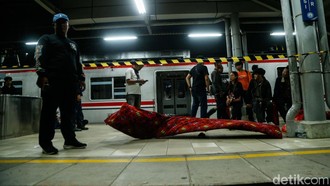 1 Wanita yang Terjepit di KRL Berhasil Dievakuasi, Ditandu dan Pakai Oksigen