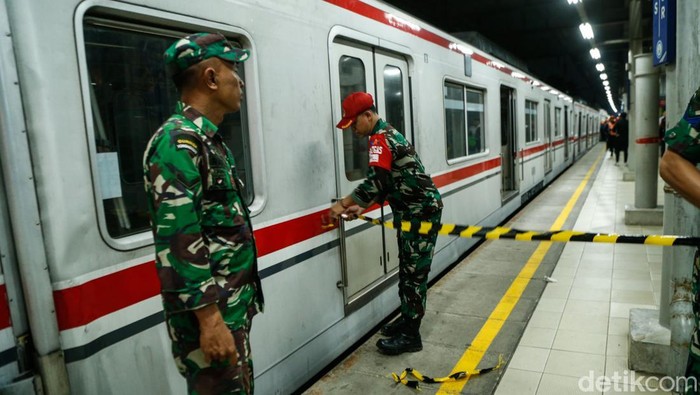 Petugas mengevakuasi korban kecelakaan kereta di Stasiun Bekasi Timur, Senin (27/4/2026). KRL Commuter Line ringsek dihantam rangkaian KA jarak jauh.