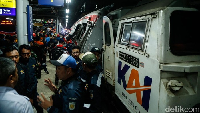 Petugas mengevakuasi korban kecelakaan kereta di Stasiun Bekasi Timur, Senin (27/4/2026). KRL Commuter Line ringsek dihantam rangkaian KA jarak jauh.