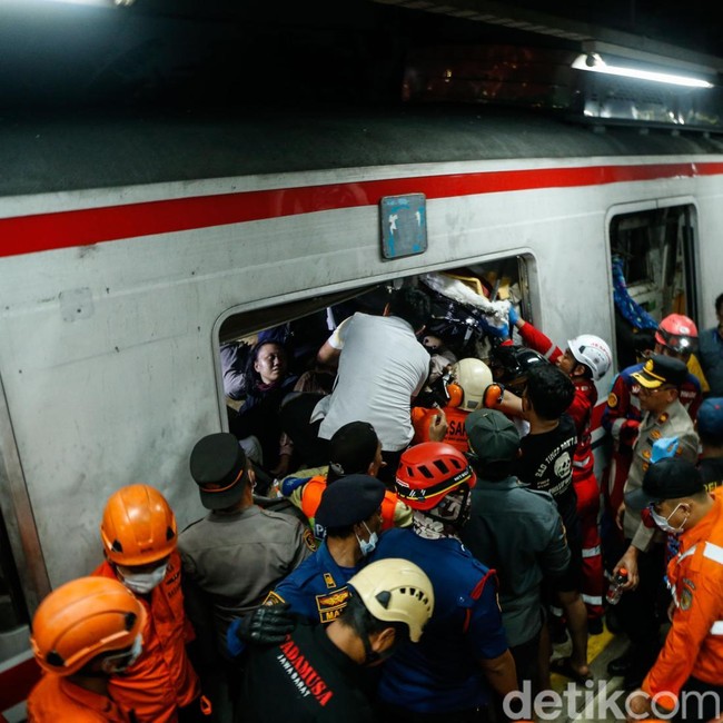Detik-detik Evakuasi Korban Kecelakaan Kereta di Stasiun Bekasi Timur
