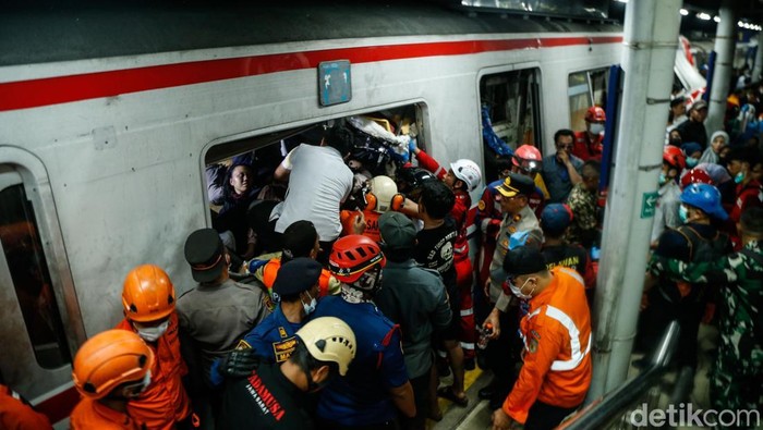 Petugas mengevakuasi korban kecelakaan kereta di Stasiun Bekasi Timur, Senin (27/4/2026). KRL Commuter Line ringsek dihantam rangkaian KA jarak jauh.