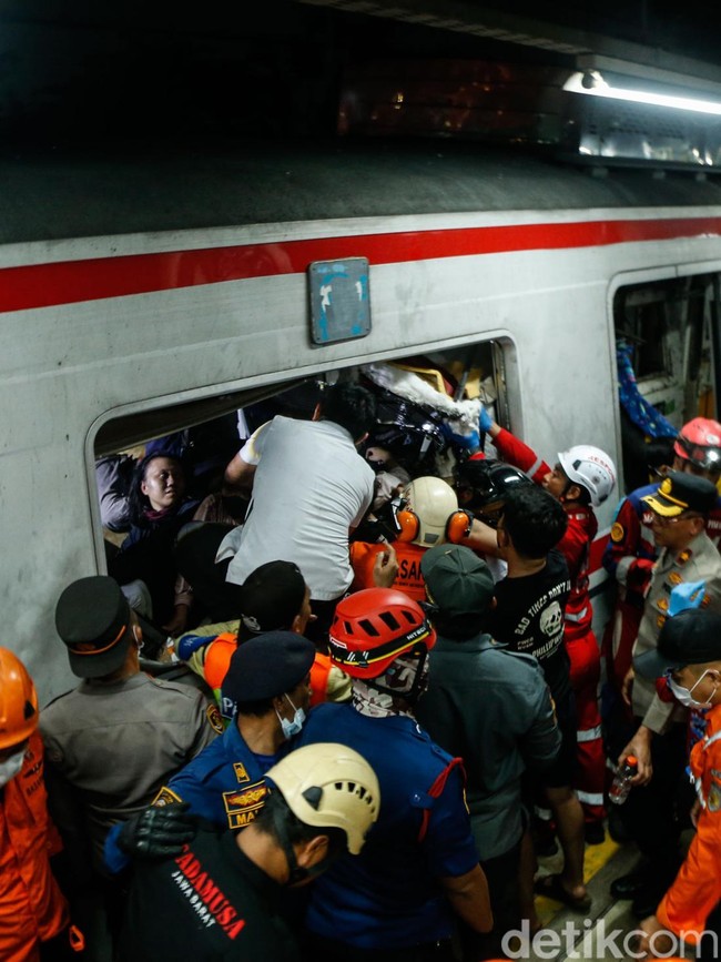 Detik-detik Evakuasi Korban Kecelakaan Kereta di Stasiun Bekasi Timur