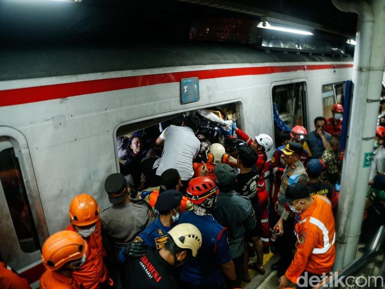 Detik-detik Evakuasi Korban Kecelakaan Kereta di Stasiun Bekasi Timur