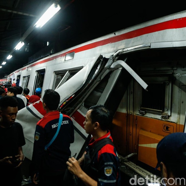 Penampakan KRL Ringsek Usai Tabrakan dengan KA Argo Bromo di Bekasi