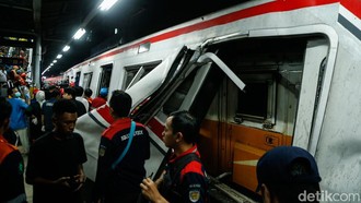 Penampakan KRL Ringsek Usai Tabrakan dengan KA Argo Bromo di Bekasi