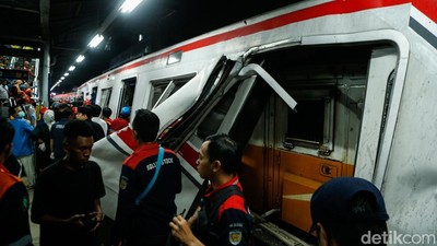 Penampakan KRL Ringsek Usai Tabrakan dengan KA Argo Bromo di Bekasi