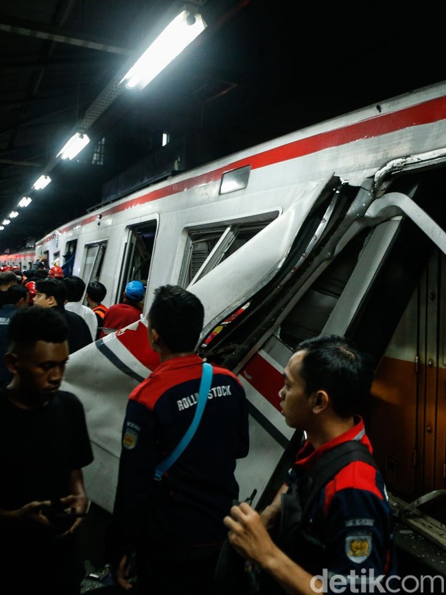 Penampakan KRL Ringsek Usai Tabrakan dengan KA Argo Bromo di Bekasi