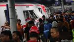 Penampakan KRL Ringsek Usai Tabrakan dengan KA Argo Bromo di Bekasi