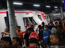 Gerbong Kereta Dipotong untuk Selamatkan Korban Tabrakan yang Terjepit