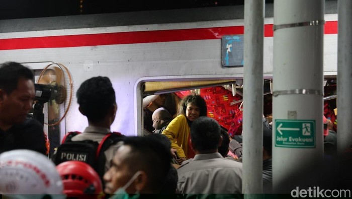 Petugas mengevakuasi korban kecelakaan kereta di Stasiun Bekasi Timur, Senin (27/4/2026). KRL Commuter Line ringsek dihantam rangkaian KA jarak jauh.