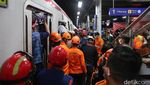 Detik-detik Evakuasi Korban Kecelakaan Kereta di Stasiun Bekasi Timur
