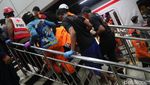 Detik-detik Evakuasi Korban Kecelakaan Kereta di Stasiun Bekasi Timur