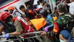 Detik-detik Evakuasi Korban Kecelakaan Kereta di Stasiun Bekasi Timur
