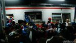 Penampakan KRL Ringsek Usai Tabrakan dengan KA Argo Bromo di Bekasi