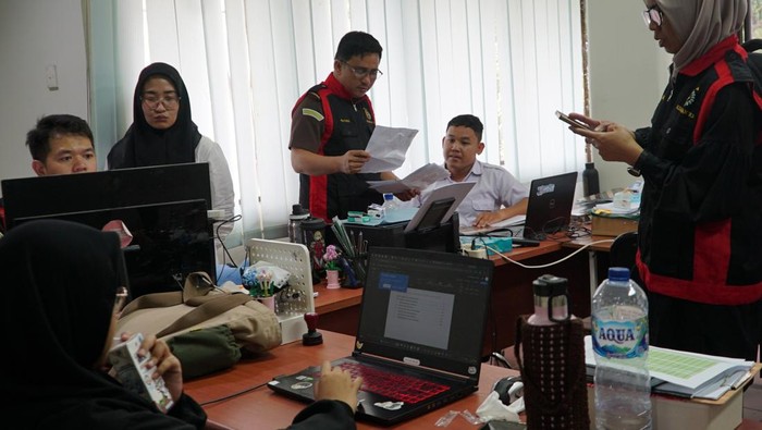 Kejati Sumut geledah kantor Satuan Kerja (Satker) Sumatera II Perumahan dan Kawasan Permukiman (PKP) di Jalan Gunung Krakatau, Kota Medan, Senin (27/4/2026) (Dok Kejaksaan Tinggi Sumatera Utara)