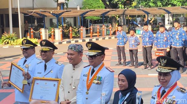 Kemendagri memberi penghargaan ke pemda-pemda atas skor laporan evaluasi penyelenggaraan daerah. DKI Jakarta mendapat pencapaian skor tertinggi mencapai 3,6762. (Kurniawan/detikcom)