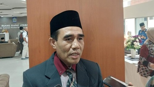 Kepala Biro Kesra Setda NTB, Amir, saat diwawancarai media massa, Senin (27/4/2026). (Foto: Ahmad Viqi/detikBali)